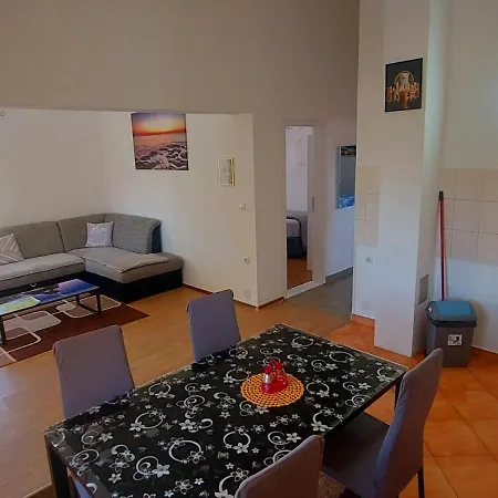 Ema & Sea Apartment's 아파트 풀라