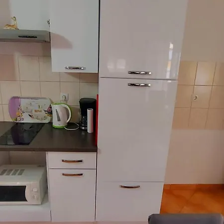 아파트 Ema & Sea Apartment's 풀라