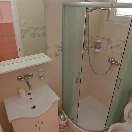 아파트 Ema & Sea Apartment's 풀라